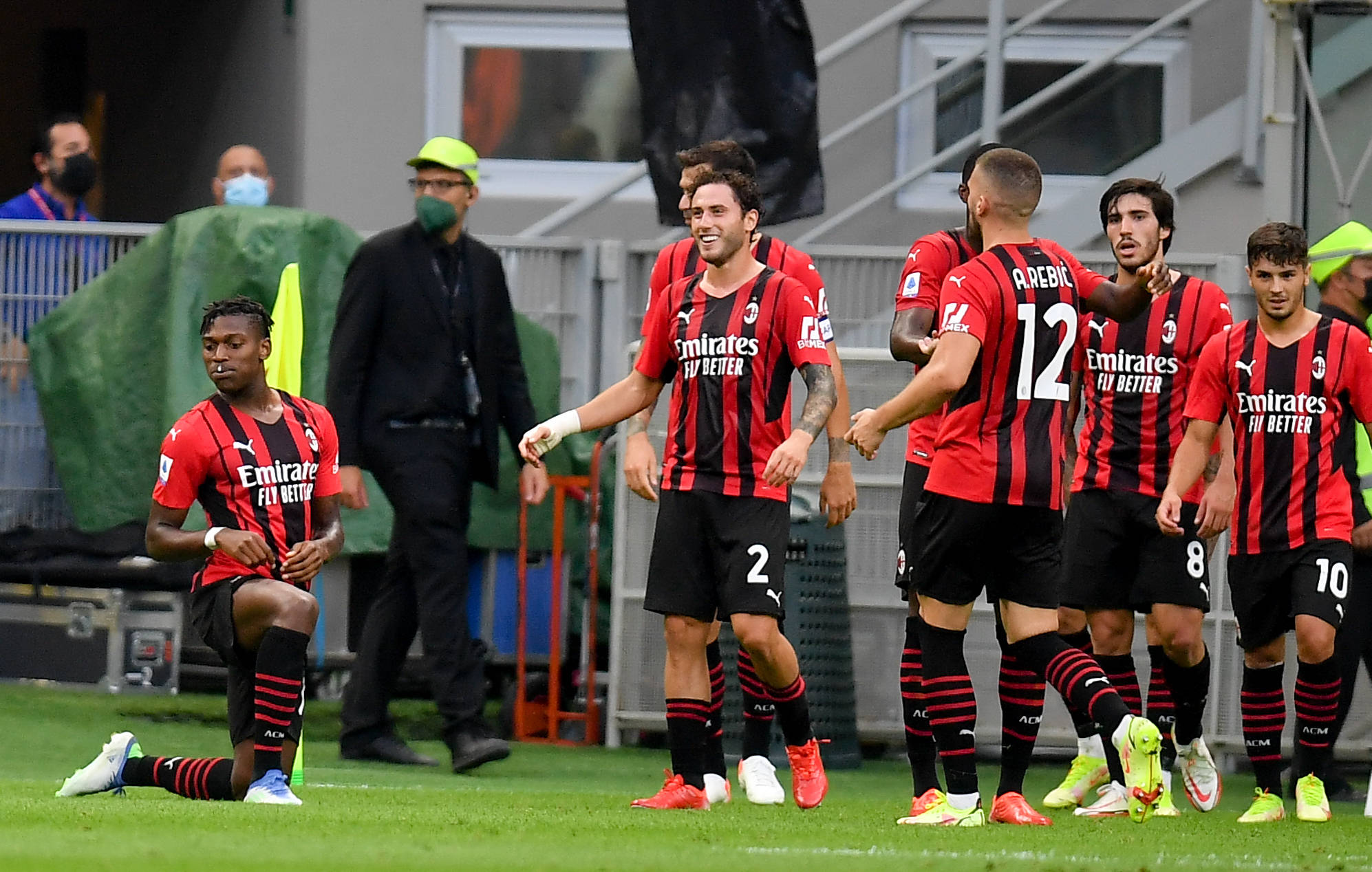 TES官方分享选手机场合照：已就位，出发欧洲！去见去征服！