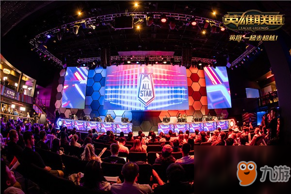 评论员预测今天的Bo5结果：王多多认为 Weibo Gaming 将以3：2获胜，顾顾认为3：1获胜